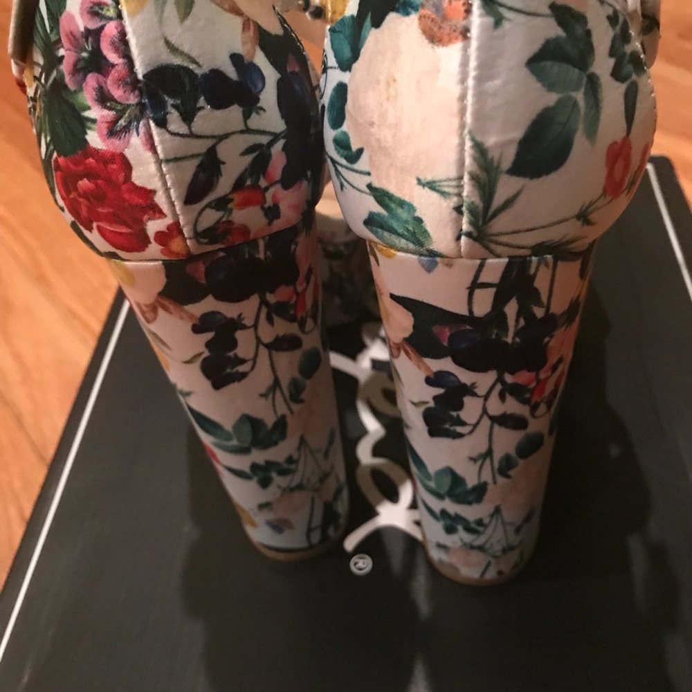 Floral platforms - Picture 2 of 5